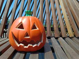 Orange Kürbisse mit wütendem Gesicht für Halloween, Dekoration im Freien foto