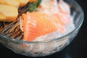 Lachs-Sashimi im japanischen Buffet-Restaurant-Menü. frisches Sashimifilet foto