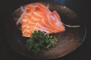 Lachs-Sashimi Ein berühmtes japanisches Menü ist Lachs-Sashimi. foto