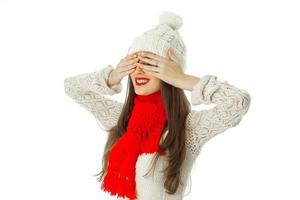 Brunettemädchen im warmen Pullover und im roten Schal foto