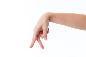 weibliche Hand zeigt die Geste mit zwei Fingern nach unten isoliert auf weißem Hintergrund foto