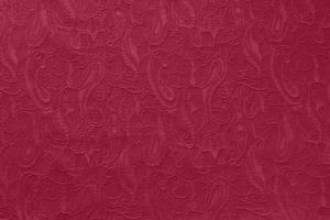 wunderschön verzierter Paisley-Ethno-Stoff als Hintergrund in Trendfarbe 2023 viva magenta. foto