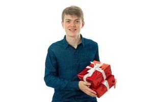 Mann mit zwei roten Geschenken in den Händen foto