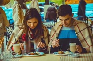 Paar, das sich bei einem Date amüsiert foto