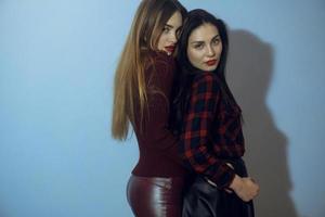 Zwei schöne Frauen im Studio foto