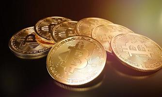 Stapel von Kryptowährungen, Bitcoin. 3D-Darstellung. foto