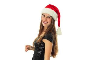Porträt einer glücklichen Schönheitsfrau mit Weihnachtsmütze foto