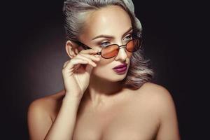 nettes erwachsenes Mädchen mit grauer Haarfarbe und schönem Make-up in stylischer Sonnenbrille foto