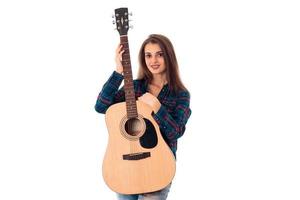 Brünettes Mädchen mit Gitarre foto