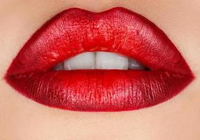 Makrofoto von weiblichen Lippen mit Make-up foto