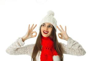 Brunettemädchen im warmen Pullover und im roten Schal foto