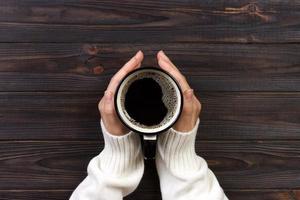 frauenhände mit kaffee. ernten von kaffeebeeren durch landwirthände foto