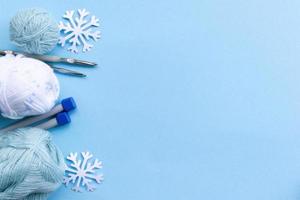 weihnachts- und neujahrskonzept mit strickwerkzeugen auf blauem hintergrund foto