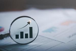 lupe, die geschäftswachstumsdiagramm, konzept des fortschritts in der entwicklung, finanzielle effizienz und investition mit geschäftsstrategie für ziele und möglichkeiten in der zukunft der industrie zeigt foto