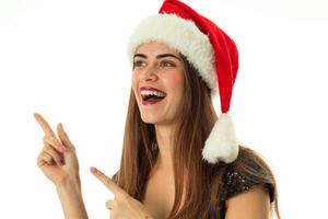 Porträt eines glücklichen Mädchens mit Weihnachtsmütze foto