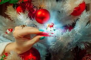 beleuchtetes weihnachtsbaumspielzeug foto