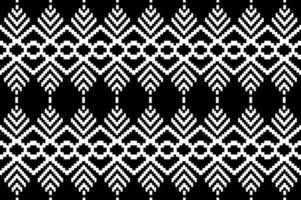 schöne schwarz-weiß gestrickte Thai-Stickerei. geometrische ethnische orientalische Muster traditionell auf schwarzem Hintergrund, thailändische Musterkultur isoliert mit Beschneidungspfad foto