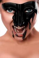 sexuelle Frau mit schwarzer Farbe im schreienden Gesicht foto
