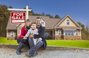 Mischlingsfamilie, Zuhause, Immobilienschild zum Verkauf foto