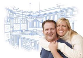 Glückliches Paar, das sich mit einer benutzerdefinierten Küchenzeichnung umarmt foto