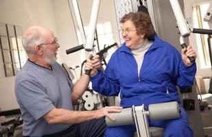 Älteres erwachsenes Paar im Fitnessstudio foto