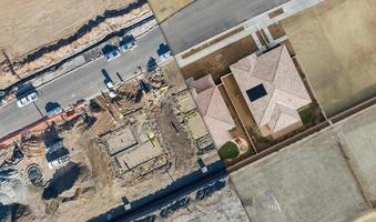Drohnen-Luftbild-Querschnitt der Hausbaustelle foto