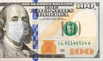 Einhundert-Dollar-Schein mit medizinischer Gesichtsmaske auf Benjamin Franklin foto