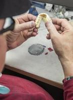 zahntechniker arbeitet an 3d-gedruckter form für zahnimplantate foto