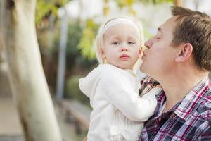 entzückendes kleines Mädchen mit ihrem Papa-Porträt foto