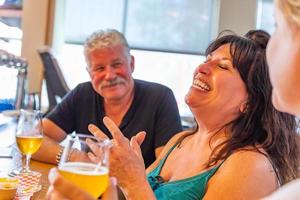 gruppe von freunden, die gläser mikrogebrautes bier an der bar genießen foto