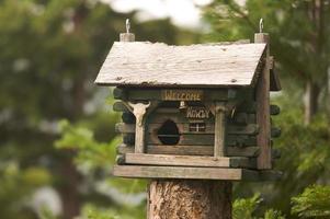 rustikales Vogelhaus im Freien foto