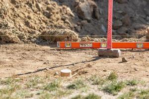 Leitlinie, Wasserwaage und Vorschlaghammer auf der Baustelle foto