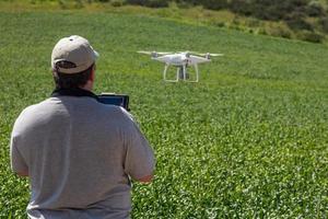 UAV-Drohnenpilot fliegt und sammelt Daten über Ackerland foto