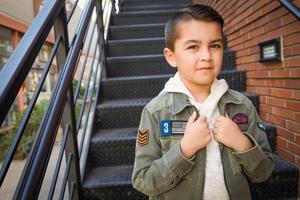 Porträt eines jungen hispanischen und kaukasischen Jungen mit gemischter Rasse foto