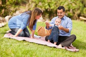 glückliche Mischlingsfamilie, die im Park spielt foto