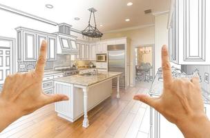 Hände, die abgestufte kundenspezifische Küchendesignzeichnungen und Fotokombinationen einrahmen foto