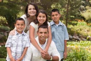 glückliche hispanische Familie im Park foto