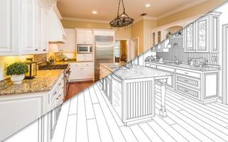 Diagonal geteilter Bildschirm mit Zeichnung und Foto der neuen Küche