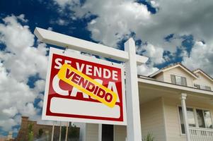 spanisch verkauftes haus für immobilienverkaufsschild foto