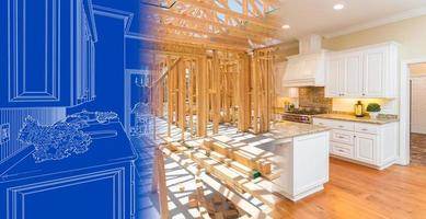 Küchenplanzeichnung, die in den Hausbaurahmen und dann in den fertigen Bau übergeht foto