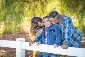 Familienporträt gemischter Rassen im Freien foto