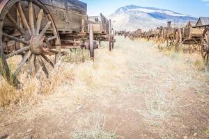 Zusammenfassung von alten antiken Holzwagen und Rädern. foto