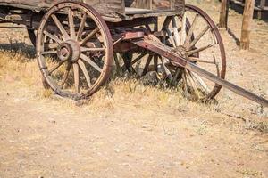 Zusammenfassung von alten antiken Holzwagen und Rädern. foto