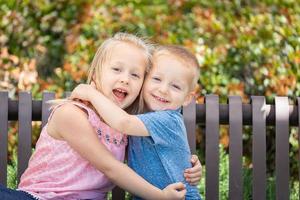 junge schwester und bruder haben spaß auf der bank im park foto