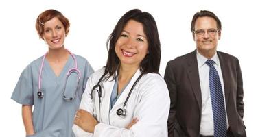 Gruppe von Ärzten oder Krankenschwestern auf weißem Hintergrund foto
