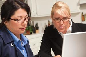 Geschäftsfrauen, die am Laptop arbeiten foto