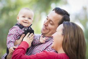 kleiner Junge, der Spaß mit Mutter und Vater im Freien hat foto