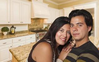 hispanisches Paar im benutzerdefinierten Kücheninterieur foto