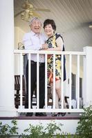 attraktives chinesisches paar, das ihr haus genießt foto