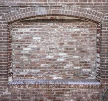 Grungy leere Mauer mit eingelassenem Hintergrund foto